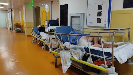 Brotzu ko 4 giorni, odissea al Policlinico: Barelle e decine di pazienti ovunque con appena due infermieri