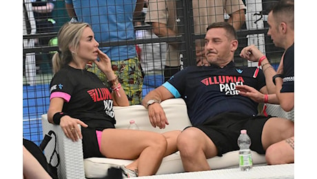 Totti e Noemi Bocchi, smentita la crisi: nelle foto a Miami più innamorati che mai