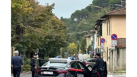 Donna uccisa nel suo negozio vicino Firenze, il corpo scoperto da una cliente: il nipote 20enne barricato in casa