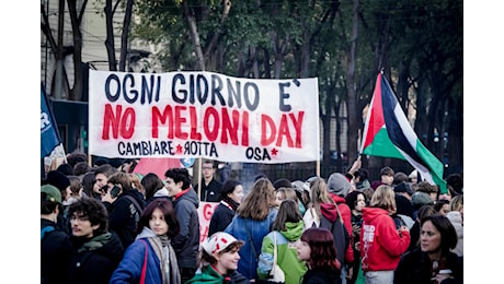 Sciopero scuola, studenti in piazza in tutta Italia: No Meloni Day. Tensione e scontri a Torino: 15 agenti feriti