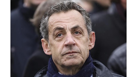 Sarkozy condannato a tre anni, uno con il braccialetto elettronico