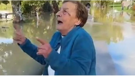 Castelfiorentino, la rabbia di nonna Silvi per l'alluvione: «Le fogne sono piene, dov'è il Comune?»