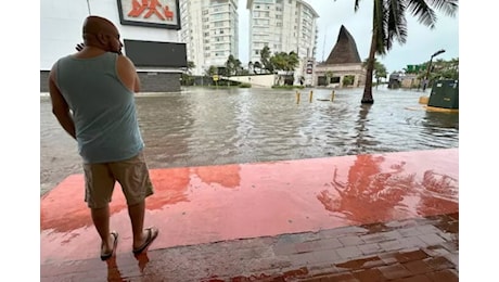 L’uragano Helene fa tremare Florida e Georgia: 3 morti, un milione di case senza luce. “Chi non sfolla scriva il nome sulle gambe”