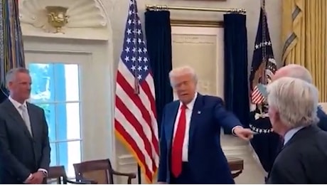 “Lui ha realizzato 2 miliardi e mezzo, lui 900 milioni”, Trump evoca i guadagni degli amici miliardari nei giorni del caos dei dazi