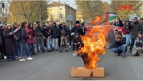 No Meloni Day, tensioni a Torino: dato alle fiamme un fantoccio del ministro Valditara