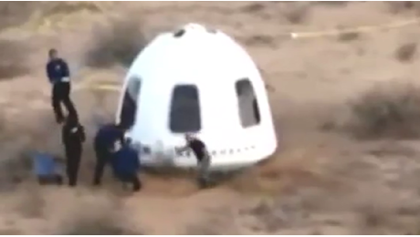 Blue Origin, Jeff Bezos cerca la porta della capsula ma inciampa e cade