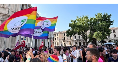 “Diritti d’aMare”: a Messina lo “Stretto Pride” con un fiume arcobaleno senza limiti e barriere