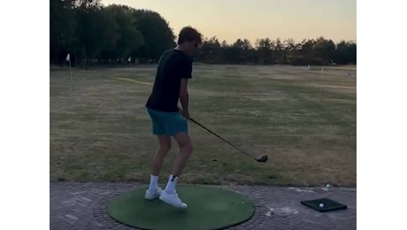 VIDEO: Sinner gioca a golf ma il risultato è un disastro: VIDEO