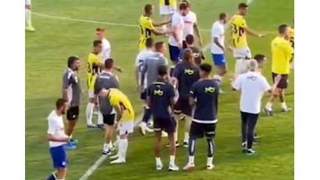 VIDEO - Fenerbahce-Hajduk finisce in rissa: Mou e Gattuso in campo a sedare gli animi