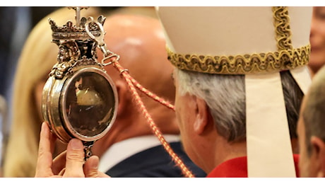 Il sangue di San Gennaro si è sciolto alle 17:43: il lungo applauso dei fedeli radunati da stamattina