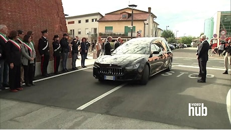 Funerali di Sammy Basso, l'arrivo del feretro e il ricordo degli amici