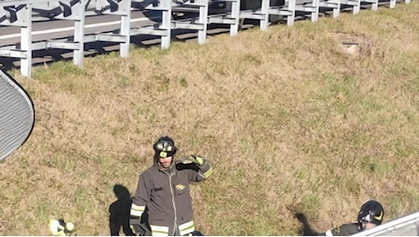 Precipita con un ultraleggero e si schianta vicino all’autostrada. Terrore tra i vacanzieri in coda