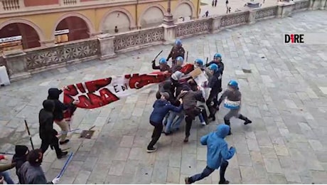 Tensione a Bologna per il corteo di CasaPound: scontri tra polizia e antagonisti