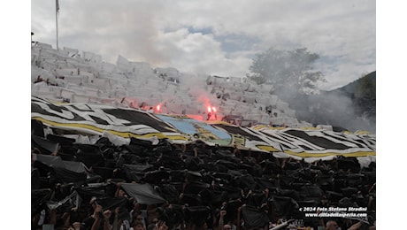 Distinti sold-out, solo un centinaio di biglietti rimasti in tribuna per Spezia-Bari