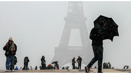 Parigi, neve sulla capitale in Francia: caos su strade con un grave incidente e allerta valanghe sulle Alpi