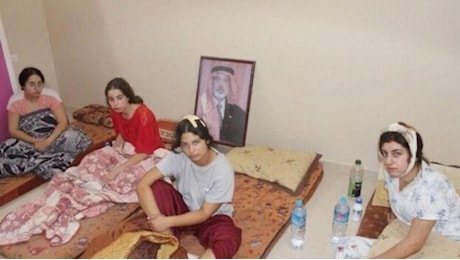 I parenti degli ostaggi diffondono nuove foto: “Ecco la loro prigionia”
