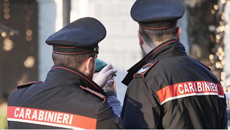 Rimprovera due vandali in strada e viene accoltellato, grave 62enne