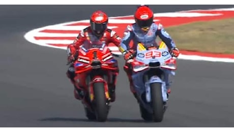 Bagnaia resta senza benzina, Marquez gli dà un passaggio: il VIDEO dall'Indonesia