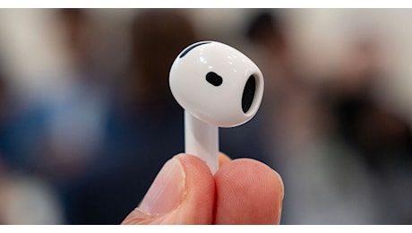 Abbiamo provato le AirPods 4. Chi detesta gli auricolari in-ear ha finalmente la cancellazione del rumore