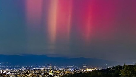 Dal rosso al viola, le sfumature del cielo colorato dall’aurora boreale