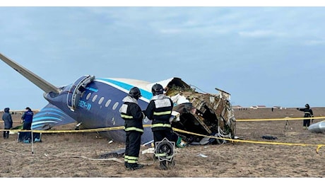 Aereo precipitato in Kazakistan, dal mistero sul cambio di rotta al video dell’atterraggio: cosa si sa sull’incidente