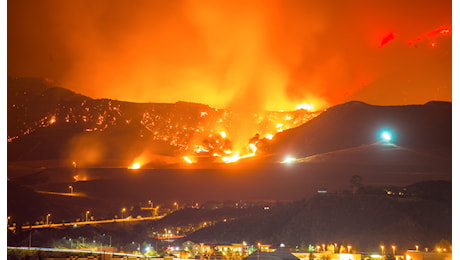 Incendio a Los Angeles: 30.000 evacuati e fiamme incontenibili, dichiarato stato di emergenza