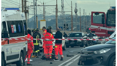 Falconara, incidente mortale sulla Flaminia. Centauro urtato da un’auto rovina sull’asfalto e viene investito