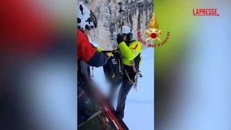 Gran Sasso, recuperati i corpi dei due alpinisti dispersi: le immagini dall'elicottero dei soccorsi