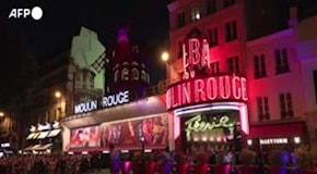 Parigi, tornano le pale al Moulin Rouge: festa in strada con il French Cancan