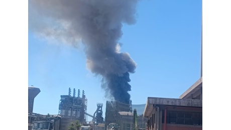 Ex Ilva, incendio e fumo nero mentre Pichetto Fratin annuncia: «Diventerà l'impianto più decarbonizzato d'Europa»