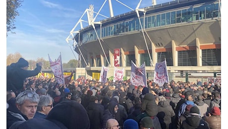 Torino, sciopero del tifo: 5.000 tifosi fuori dallo stadio, contestazione verso Cairo