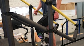 Una nuova gamba bionica si muove in modo naturale, (quasi) come quella vera