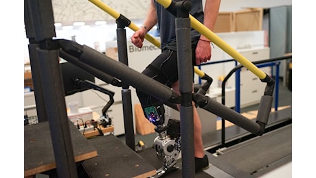 Una nuova gamba bionica si muove in modo naturale, (quasi) come quella vera