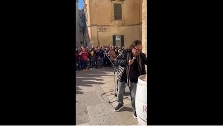 Al Bano travestito da artista di strada canta in piazza a Lecce, viene applaudito e solo dopo si smaschera