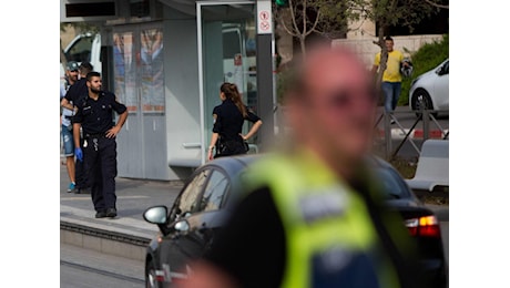 Attacco contro bus a Gerusalemme, è caccia all'uomo