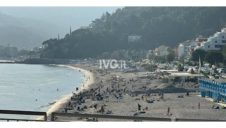 Spiagge affollate nella giornata di Ognissanti: temperature oltre i venti gradi sulla costa savonese