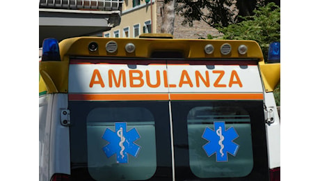 Mantova, scende da bus e viene travolta da auto: grave 15enne