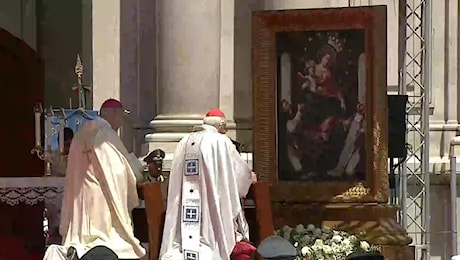 Pompei, migliaia di fedeli in piazza per la Supplica. “Preghiamo perché lo Spirito Santo soffi forte sull’elezione del nuovo Papa”