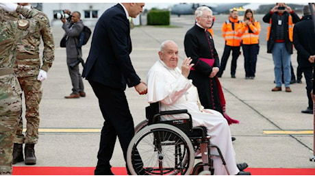 Papa Francesco scherza sulla sua salute: «Sono come una moto invecchiata e non funziona bene»