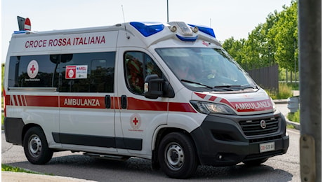 Auto con 4 ragazzi a bordo si ribalta dopo un frontale a Napoli: morta una 19enne, feriti altri 6 giovani