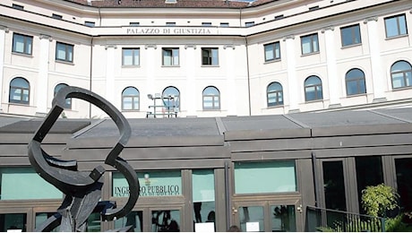 La confessione, i segreti nel telefono: così il prof che faceva sesso con le allieve è finito agli arresti