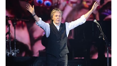 Paul McCartney ha ballato con i fan di Taylor Swift al concerto di Londra. IL VIDEO