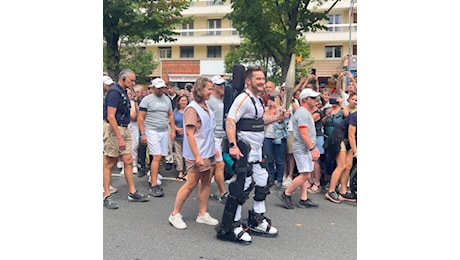 Costa Masnaga: Kevin Piette porta la fiamma olimpica con l'esoscheletro. La gioia a Villa Beretta
