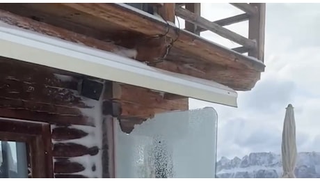 Neve d'estate sulle Dolomiti, i terrazzi dei rifugi imbiancati come in pieno inverno