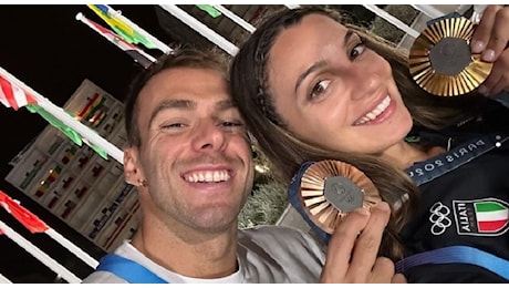 Olimpiadi 2024, i fidanzati Gregorio Paltrinieri e Rossella Fiamingo vincono insieme (a distanza). L'amore da podio: «Two is megl che one»