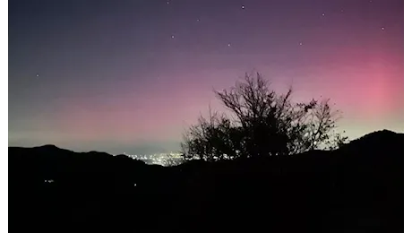 Lo spettacolo dell'aurora boreale illumina il cielo della Liguria