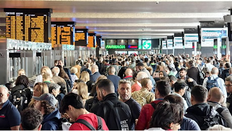 Guasto ai treni, un chiodo spezza in due l’Italia. Sospeso il contratto con la ditta che ha eseguito i lavori