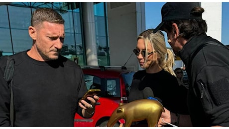 Francesco Totti riceve il Tapiro d'Oro, ma lo abbandona in strada: «Non ne prendo più»