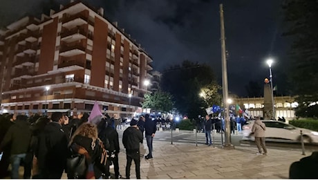 Lecce, estrema destra in piazza per Acca Larentia: tensione con gli antifascisti. Volano bottiglie