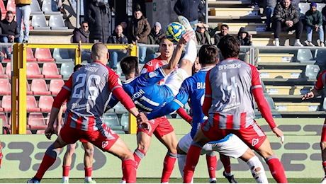 Serie B, il derby tra Cremonese e Brescia finisce in parità. La sblocca Vazquez, la pareggia Moncini in rovesciata: le immagini (VIDEO)